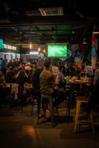Sportowe emocje w The Beer Spot – aktualny harmonogram transmisji